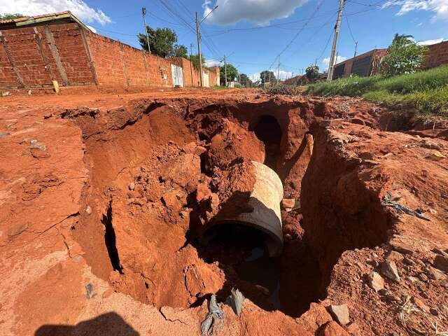 &quot;Abandonados&quot;, dizem moradores sobre cratera aberta em local de obra inacabada