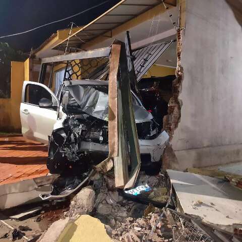 Motorista invade garagem de casa em acidente na Avenida Am&eacute;rica