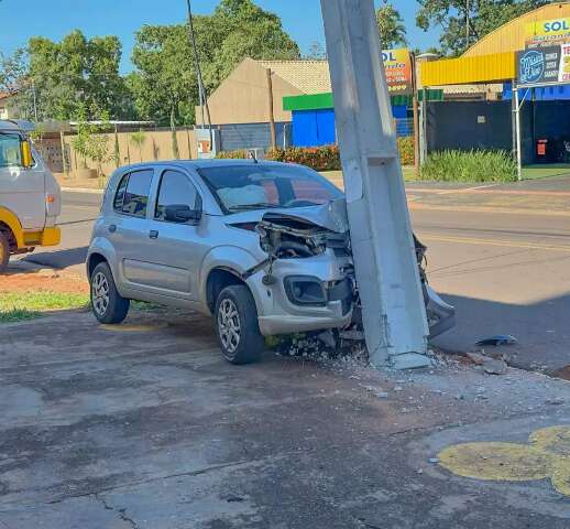 Funcion&aacute;ria p&uacute;blica dorme ao volante e bate carro em poste de ilumina&ccedil;&atilde;o