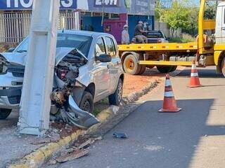 Funcion&aacute;ria p&uacute;blica dorme ao volante e bate carro em poste de ilumina&ccedil;&atilde;o