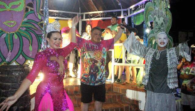 Ber&ccedil;o do Carnaval, a pequena Lad&aacute;rio antecipa sua folia ao lado de Corumb&aacute;