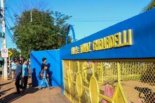 Na maior escola municipal, 1&ordm; dia de aula tem despedida que emociona marmanjos