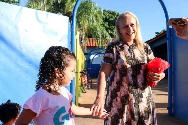 Na maior escola municipal, 1&ordm; dia de aula tem despedida que emociona marmanjos