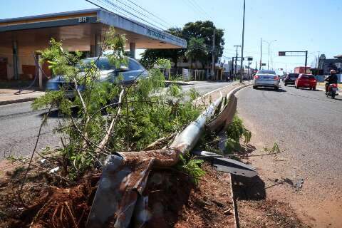 Poste &eacute; derrubado pela 3&ordf; vez ap&oacute;s acidente na Av. J&uacute;lio de Castilho