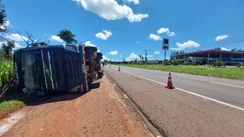 Condutor tenta convers&atilde;o e caminh&atilde;o com algod&atilde;o tomba na sa&iacute;da para Tr&ecirc;s Lagoas