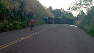 Carreta tomba em rodovia estadual e caminhoneiro de MS morre no norte ga&uacute;cho