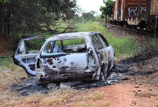 Carro usado em execu&ccedil;&atilde;o de &ldquo;Dinho&rdquo; &eacute; encontrado queimado 8 dias ap&oacute;s o crime