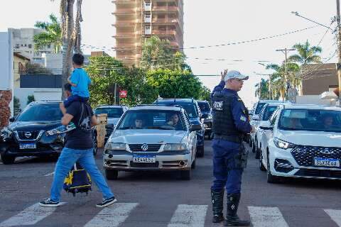 Agetran vai para rua na tentativa de evitar fila dupla em sa&iacute;da de escola