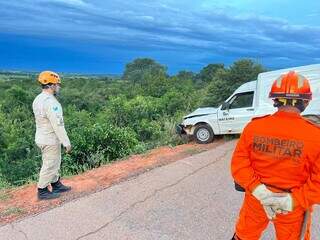 Motorista perde o controle e cai em ribanceira na BR-359 para evitar colis&atilde;o