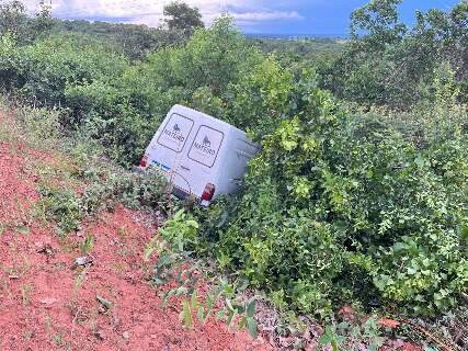 Motorista perde o controle e cai em ribanceira na BR-359 para evitar colis&atilde;o