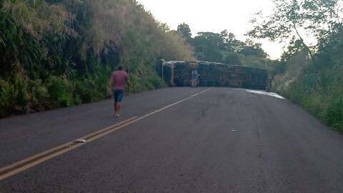 Carreta tomba em rodovia estadual e caminhoneiro de MS morre no norte ga&uacute;cho