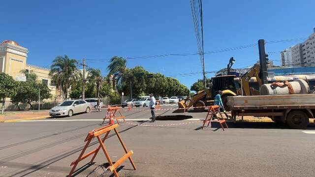 Dois dias depois, novo buraco aparece e trecho da Av. Mato Grosso &eacute; interditado