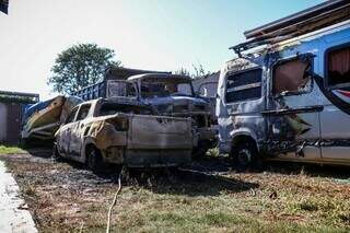 Inc&ecirc;ndio em garagem atinge quatro ve&iacute;culos e preju&iacute;zo &eacute; de R$ 300 mil