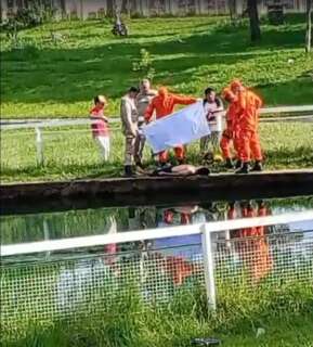 Corpo de jovem &eacute; encontrado boiando em lagoa de parque