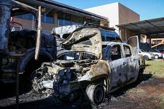 Inc&ecirc;ndio em garagem atinge quatro ve&iacute;culos e preju&iacute;zo &eacute; de R$ 300 mil