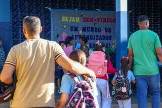 Na maior escola municipal, 1&ordm; dia de aula tem despedida que emociona marmanjos