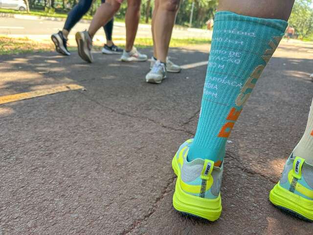 Correndo atr&aacute;s do crush: sem saber, tem gente na moda da meia azul