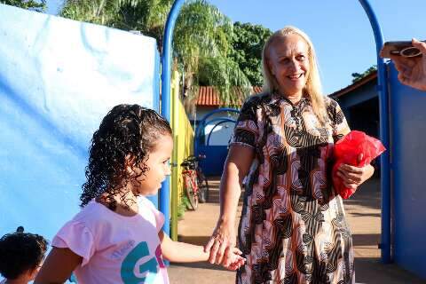 Na maior escola municipal, 1&ordm; dia de aula tem emo&ccedil;&atilde;o entre adultos e estudantes