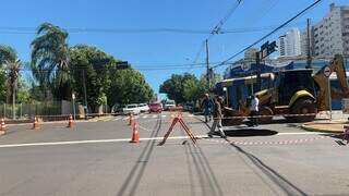 Dois dias depois, novo buraco aparece e trecho da Av. Mato Grosso &eacute; interditado