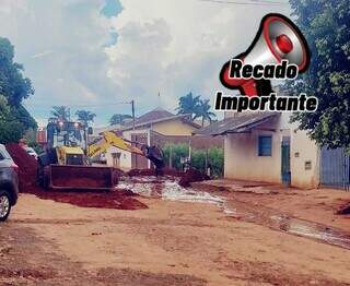 Rua intransit&aacute;vel por obras ou barro gera alerta di&aacute;rio em grupo de escola