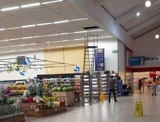 Pancada de chuva forma &quot;cascata&quot; dentro de supermercado da Capital