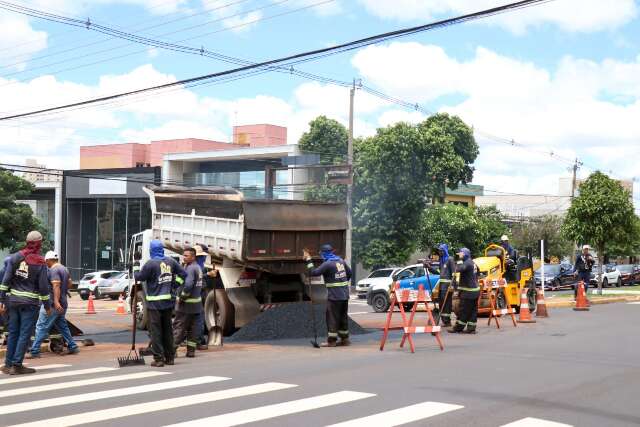 Trecho em cruzamento &eacute; interditado para asfaltamento na Avenida Mato Grosso