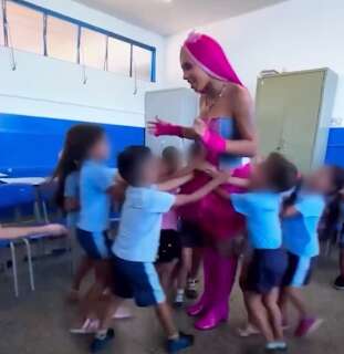 Professora trans usa fantasia de Barbie em escola e vira alvo de pol&iacute;ticos