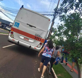 &quot;Desce todo mundo&quot;: em rua &iacute;ngreme, passageiros t&ecirc;m que sair de &ocirc;nibus e andar