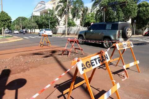 Cratera &eacute; fechada na Avenida Mato Grosso, mas ainda precisa de asfalto