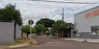 Carreta passa rompendo fia&ccedil;&atilde;o, arranca poste e deixa moradores sem luz