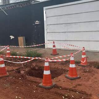 Buraco impede dentista de entrar com carro em casa h&aacute; dois dias