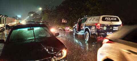 Com baixa visibilidade pela chuva, mulher bate em carro na contram&atilde;o e morre