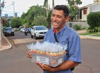 Em esquina, Wesley ora entre uma venda e outra de balas baianas