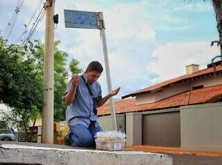 Em esquina, Wesley ora entre uma venda e outra de balas baianas