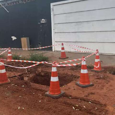 Buraco impede dentista de entrar com carro em casa h&aacute; dois dias