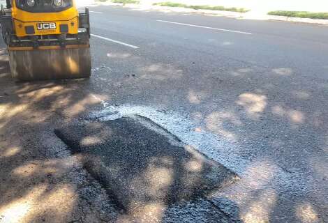 Horas ap&oacute;s reportagem, prefeitura tapa buraco em avenida aberto durante a chuva