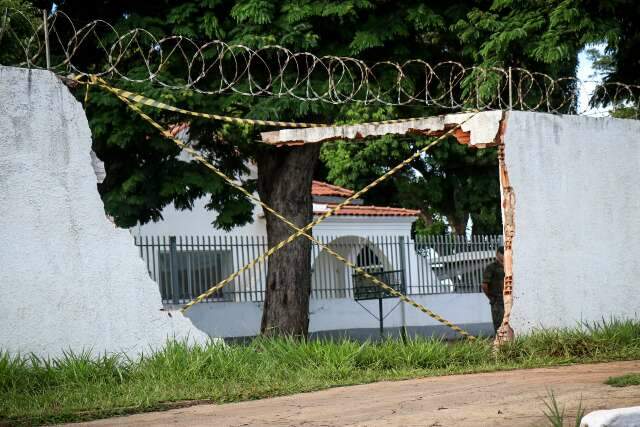 Muro da For&ccedil;a A&eacute;rea &eacute; destru&iacute;do em acidente na Duque de Caxias