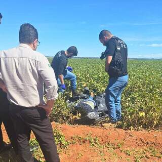 Corpo amarrado em lona &eacute; encontrado em planta&ccedil;&atilde;o de soja