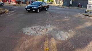 Com cimento, moradores tapam buraco que j&aacute; estourou seis pneus