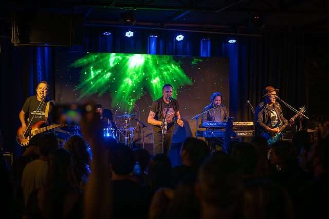 Bando do Velho Jack e Roger Simons se apresentam hoje em Campo Grande