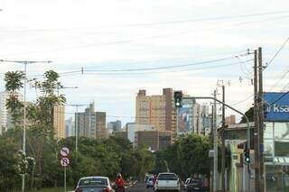 Domingo ser&aacute; de temperatura at&eacute; 38&deg;C e alertas de chuvas em MS