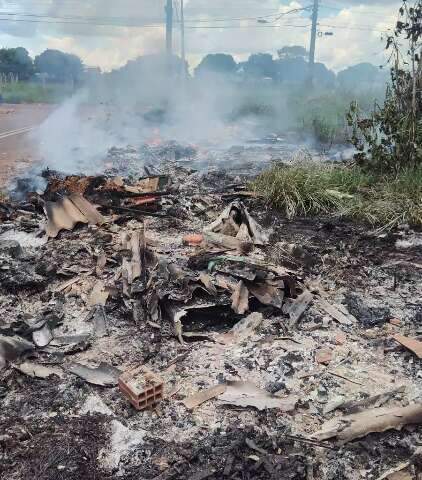 Terreno tomado por lixo pega fogo e preocupa moradores da Vila Santa Luzia 