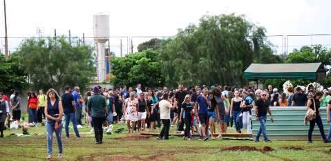 Cortejo de amigos e chuva de p&eacute;talas d&atilde;o adeus &agrave; Danielle, morta durante corrida