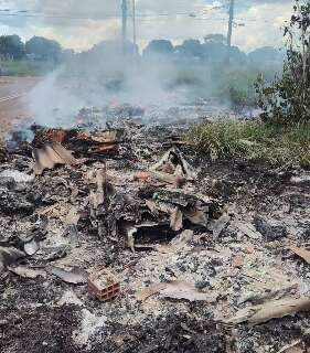 Terreno tomado por lixo pega fogo e preocupa moradores da Vila Santa Luzia 