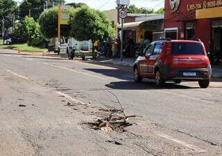 Cheia de buracos, avenida causa preju&iacute;zo de R$ 2 mil a motorista