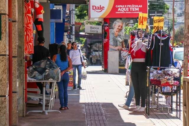 Deputado pede fiscaliza&ccedil;&atilde;o de cal&ccedil;adas obstru&iacute;das no Centro de Campo Grande