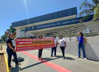 M&atilde;es foram &agrave; C&acirc;mara protestar por leite e fraldas para crian&ccedil;as