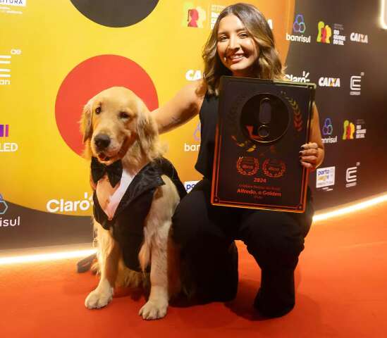 Cachorro estrela de MS chega de limousine e ganha 'Oscar' pet