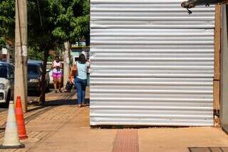 Deputado pede fiscaliza&ccedil;&atilde;o de cal&ccedil;adas obstru&iacute;das no Centro de Campo Grande