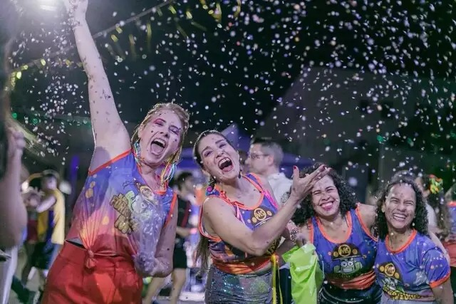  Sejuv oferece aul&atilde;o para jovens ca&iacute;rem na folia com samba no p&eacute;